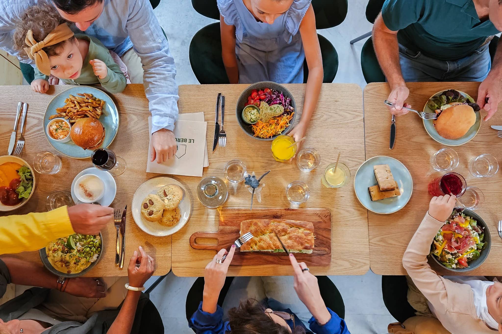 table d'une famille qui brunche
