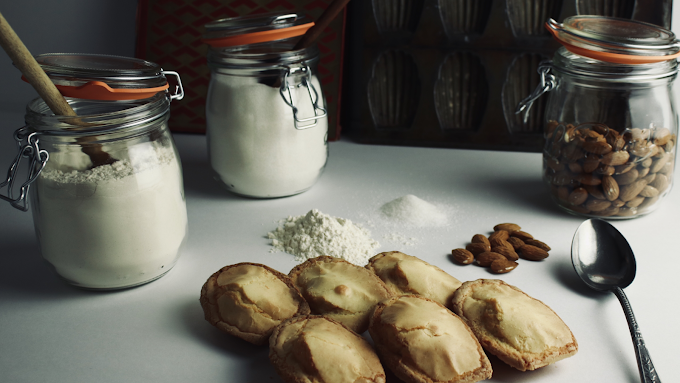 table avec des madeleine de dax et du sucre