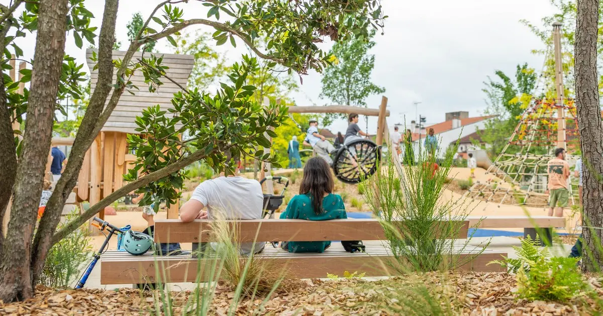 parc végétalisé avec des adultes sur un banc