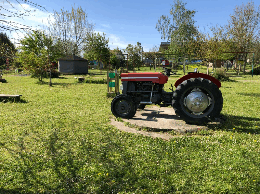 Espace de jeux ferme pedagogique pouillon avec tracteur ancien Espace de jeux ferme pedagogique pouillon avec tracteur ancien