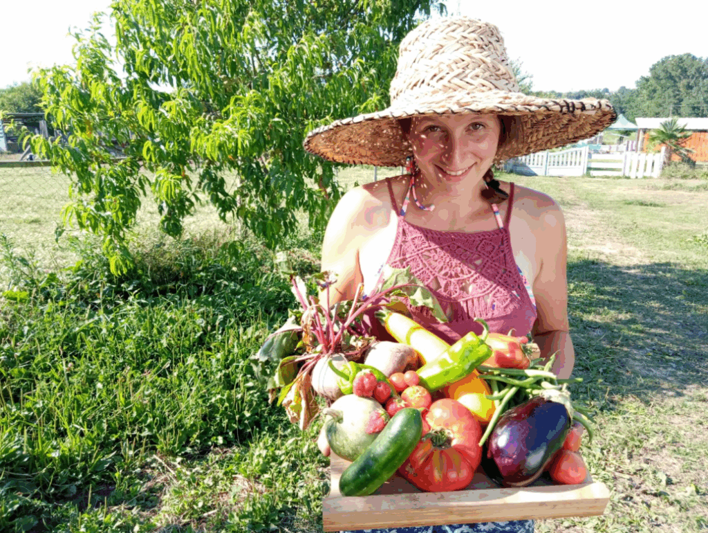 La propriétaire de la ferme pédagogique de Pouillon avec une corbeille de légumes à la main La propriétaire de la ferme pédagogique de Pouillon avec une corbeille de légumes à la main